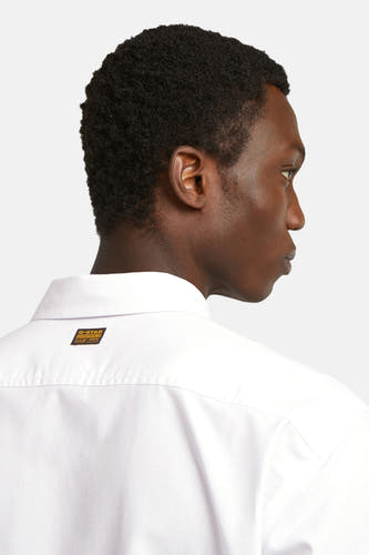 Chemise blanche à manches longues de G-Star RAW, vue de dos avec un petit étiquette de marque sur le col.