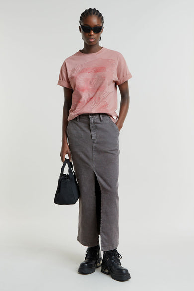 Jupe longue en denim gris moyen de G-Star RAW avec une fente haute à l'avant, stylisée avec un t-shirt rose et des bottes noires.