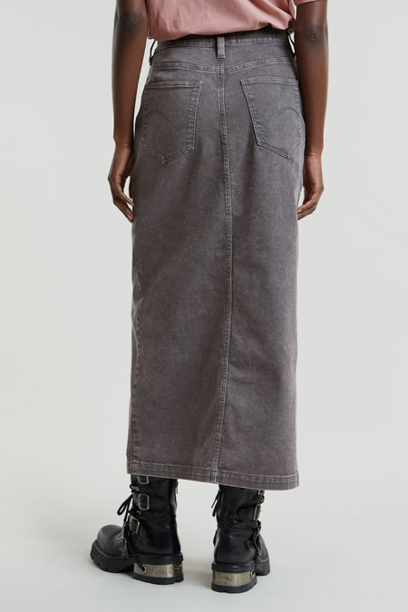 Jupe longue en denim gris moyen de G-Star RAW avec coutures apparentes et poches arrière, portée avec un haut rose et des bottes noires, dos.