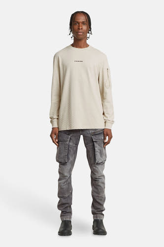Gilet écru de G-Star RAW, avec des manches longues et un petit poche sur la manche gauche.