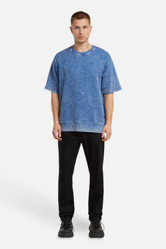 Pull-over bleu de G-Star RAW, porté avec un jean noir et des chaussures noires.