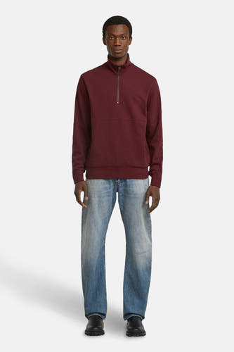 Gilet de Bordeaux avec fermeture éclair de G-Star RAW, porté avec des jeans et des chaussures noires.
