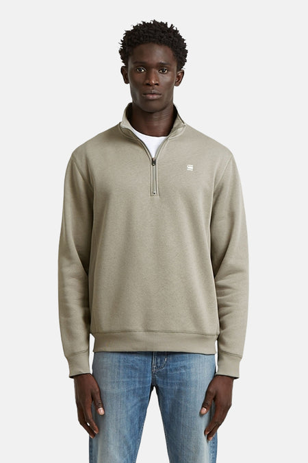 Pull gris de G-Star RAW, avec col montant et détails en jean bleu clair.