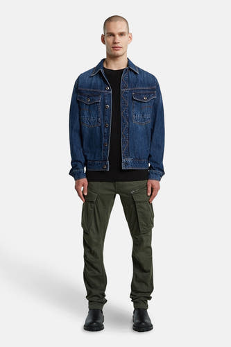 Marque G-Star RAW RAW RAW r avec avec rondondeon portéeéeée sous un un et un pantalon cargo vert.