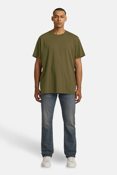 T-shirt vert de man man long man G G G G RAW RAW RAW RAW RAW,,,é avec des jeans et des baskets blanches.