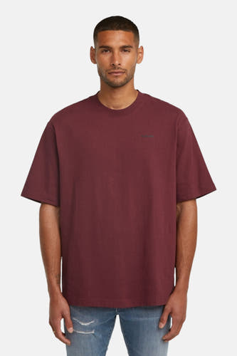 T-shirt Bordeaux à manches courtes de G-Star RAW, vu de l'arrière, associé à un pantalon de travail bleu.