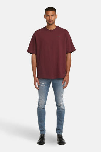 T-shirt Bordeaux à manches courtes de G-Star RAW, porté avec des jeans déchirés et des chaussures noires.