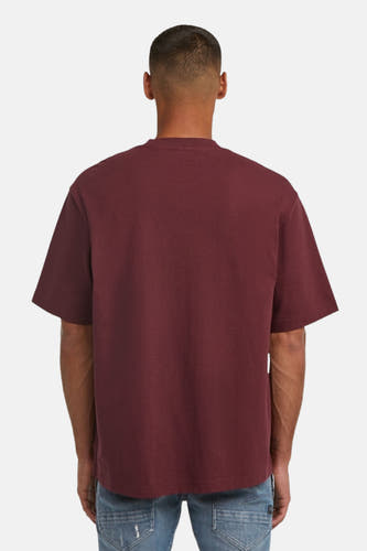Bordeaux T-shirt met korte mouwen van G-Star RAW, achterkant gezien, gecombineerd met blauwe spijkerbroek.