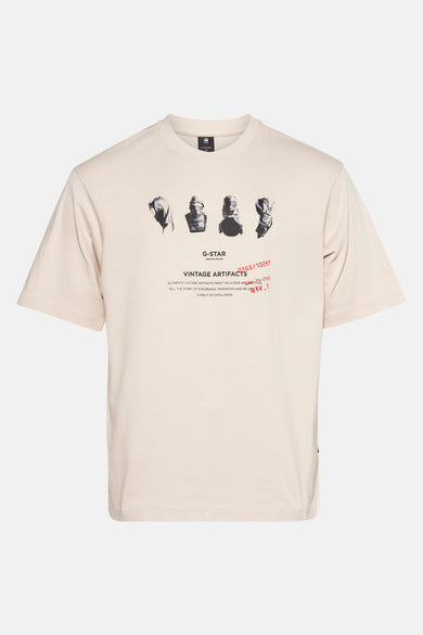 T-shirt écru à manches courtes de G-Star RAW, avec imprimé vintage et détails textuels sur l'avant.