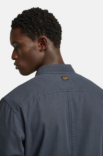 Chemise bleue à manches longues de G-Star RAW, vue de l'arrière avec une petite étiquette de marque sur le col.