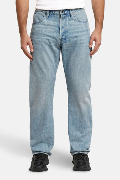 Jean droit bleu clair de G-Star RAW, avec des surpiqures sur les genoux et les poches arrière.