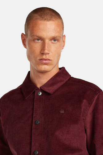 Veste rouge de G-Star RAW, faite en coton et avec une fermeture à boutons, portée par un modèle.