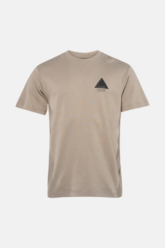 T-shirt gris à manches courtes de G-Star RAW, avec un logo triangulaire sur la poitrine, combiné avec un jean foncé et des baskets blanches.