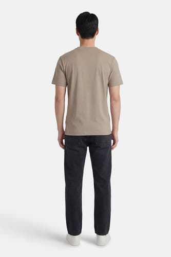 T-shirt gris à manches courtes de G-Star RAW, vu de dos, associé à un jean foncé et des chaussures blanches.