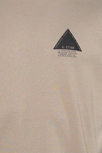 T-shirt gris à manches courtes de G-Star RAW, avec un imprimé graphique dans un design triangulaire.