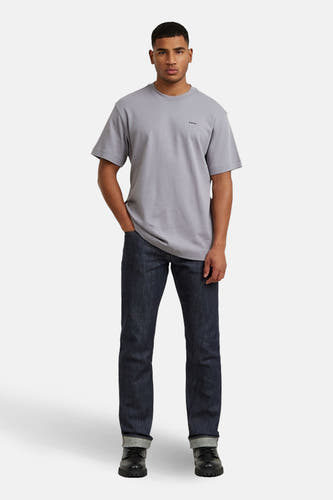 T-shirt à manches courtes violet de G-Star RAW, porté avec un jean foncé et des bottes noires.