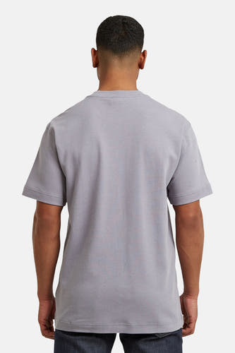 Paars T-shirt met korte mouwen van G-Star RAW, achterkant, gedragen met donkere jeans.