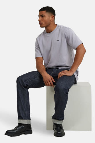T-shirt à manches courtes violet de G-Star RAW, porté avec un jean foncé et des chaussures en cuir noir dans une photo lifestyle.
