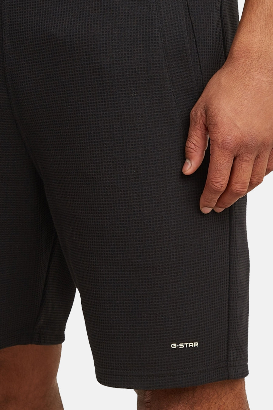 Short noir G-Star RAW, avec une subtile texture gaufrée et des poches latérales.