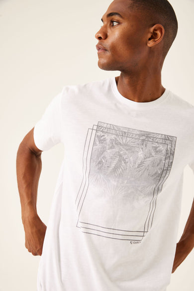 T-shirt blanc (manches courtes) de GARCIA, avec une impression de palmier floue et des bordures grises.