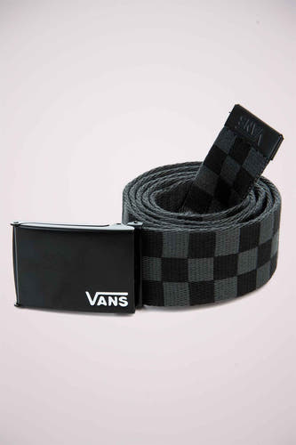 Ceinture noire de Vans avec un motif de damier, terminée par une boucle rectangulaire.