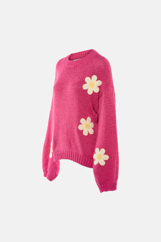 Pull-over rond col en rose de HAILYS, avec une texture trée et des applications de fleurs.