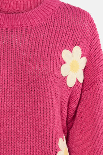 T-shirt rose avec col rond de HAILYS, tissu tricoté avec une application de fleur blanche.