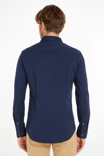 Chemise bleue à manches longues de TOMMY JEANS, vue de derrière, avec un dessin uni.