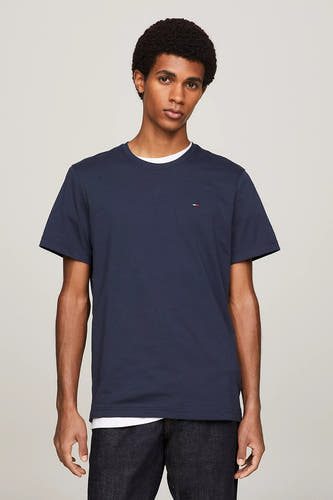 T-shirt bleu de TOMMY JEANS, avec des manches courtes et une sous-couche blanche visible.
