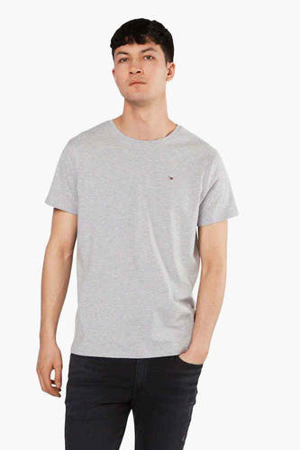 T-shirt gris de TOMMY JEANS, avec des manches courtes et un petit logo sur la poitrine.