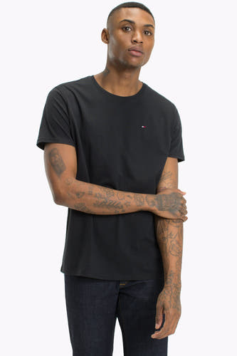 T-shirt noir de TOMMY JEANS, vu de l'arrière avec des manches courtes et porté avec un jeans foncé.