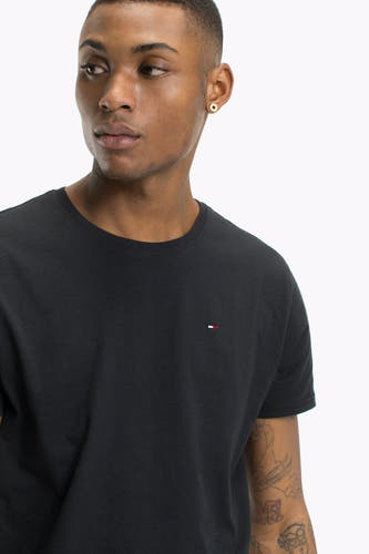 T-shirt noir de TOMMY JEANS, avec un petit logo sur la poitrine et un col rond.