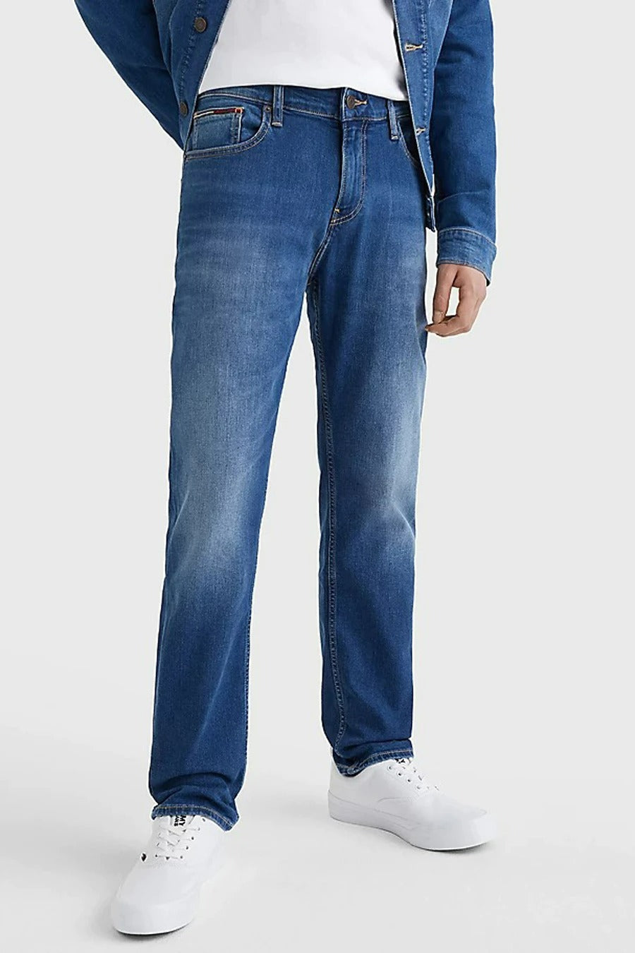 Jean Tommy Jeans bleu de travail avec chemise à carreaux.
