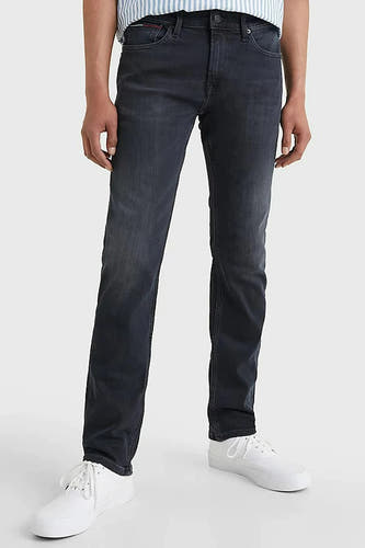 Jean slim fit couleur gris anthracite de TOMMY JEANS, associé à une chemise rayée bleue et des baskets blanches, vu de dos.