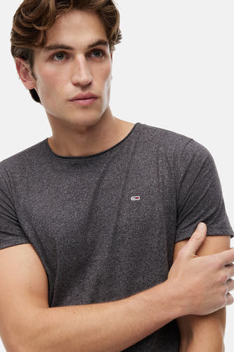 T-shirt noir TOMMY JEANS, à manches courtes, uni et avec un logo discret sur la poitrine.