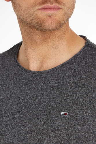 T-shirt chiné gris foncé TOMMY JEANS à col rond, manches courtes et petit logo sur la poitrine.