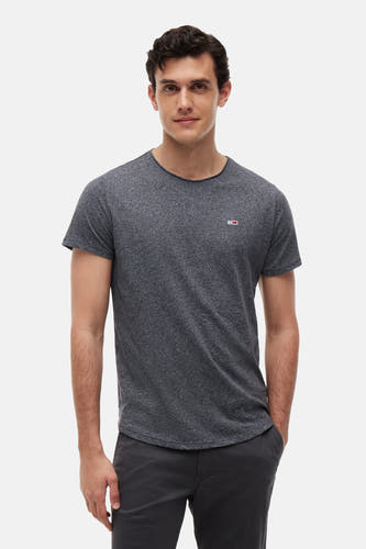 T-shirt gris chiné TOMMY JEANS, avec petit logo rectangulaire sur la poitrine, porté par un homme.