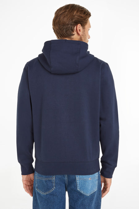 Pull-over bleu avec capuche de TOMMY JEANS, vu de dos, associé à des jeans.