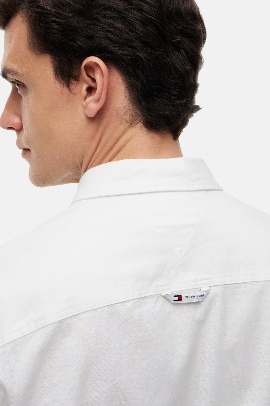 Chemise blanche à manches longues TOMMY JEANS, vue de dos avec petite étiquette de marque dans le dos.