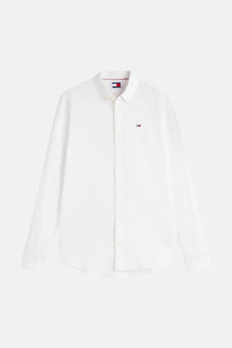 Chemise blanche à manches longues TOMMY JEANS avec col boutonné et petit logo drapeau brodé sur la poitrine.