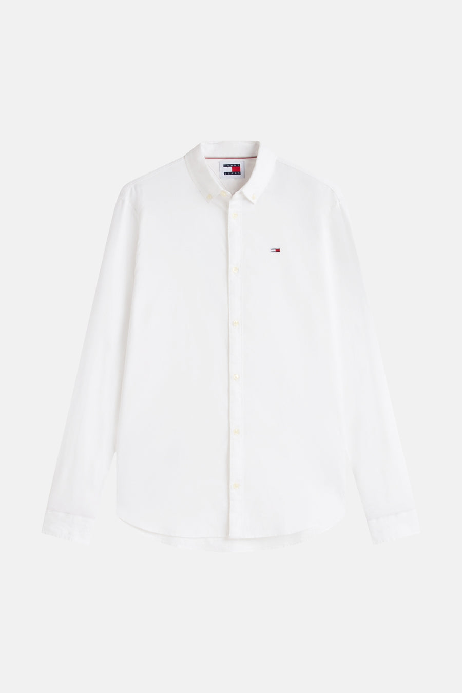 Chemise blanche à manches longues TOMMY JEANS avec col boutonné et petit logo drapeau brodé sur la poitrine.
