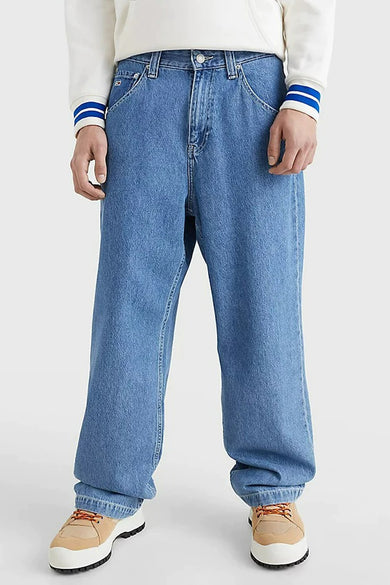 Jean large en denim bleu moyen de TOMMY JEANS, avec impression de logo sur la poche arrière.