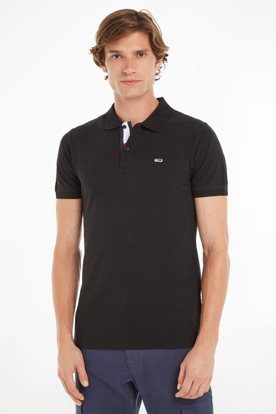 Polo noir de TOMMY JEANS, dos, avec des manches courtes et un design uni.