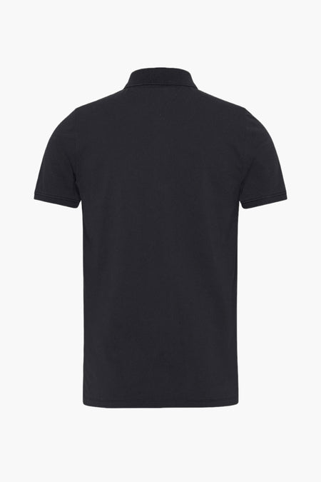 Polo noir de TOMMY JEANS, dos visible, avec des manches courtes et un col classique.