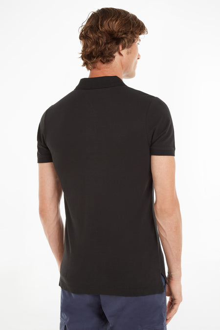 Zwarte polo van TOMMY JEANS, achterkant, met korte mouwen en effen design.