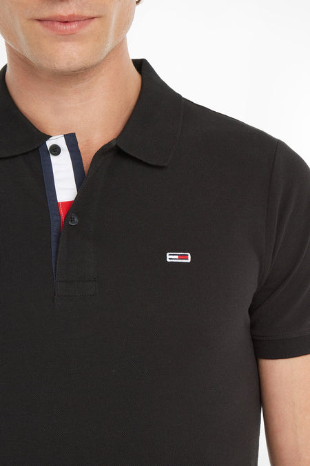 Polo noir de TOMMY JEANS avec manches courtes et détail rayé à la fermeture à glissière.