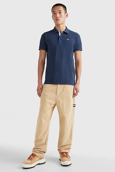 Polo bleu de TOMMY JEANS avec des manches courtes et des détails sur la patte d'épaule.
