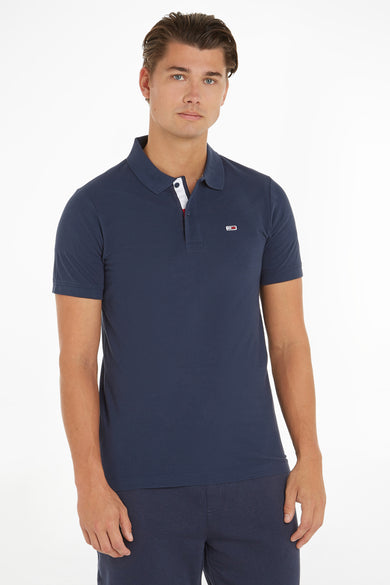 Polo bleu de TOMMY JEANS, avec des manches courtes et un petit logo brodé sur la poitrine.
