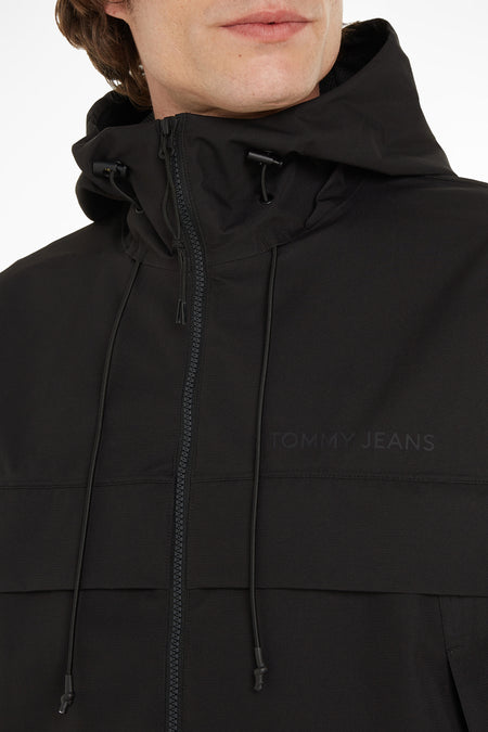 Veste courte noire à capuche de TOMMY JEANS, avec fermeture éclair et cordons de serrage, vue rapprochée de face