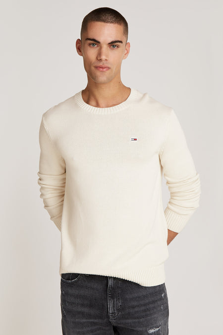 Sweat-shirt beige avec col rond de TOMMY JEANS, vue arrière, associé à des jeans gris.